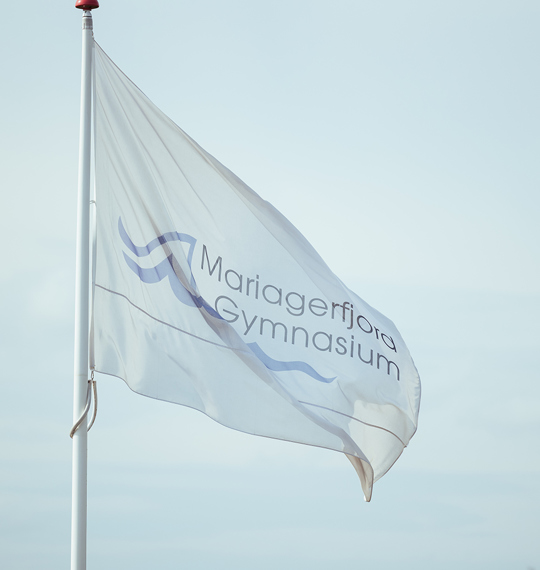 Mariagerfjord Gymnasium flag ved hovedindgang