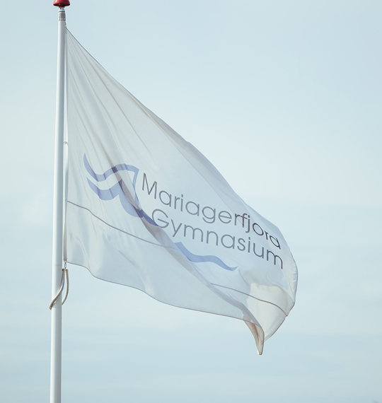 Mariagerfjord Gymnasium flag ved hovedindgang