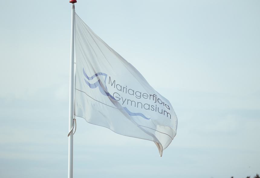Mariagerfjord Gymnasium flag ved hovedindgang