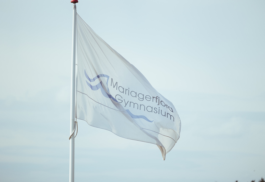 Mariagerfjord Gymnasium flag ved hovedindgang