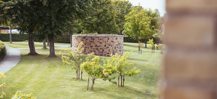 Kunstværk foran Mariagerfjord Gymnasium i Hobro