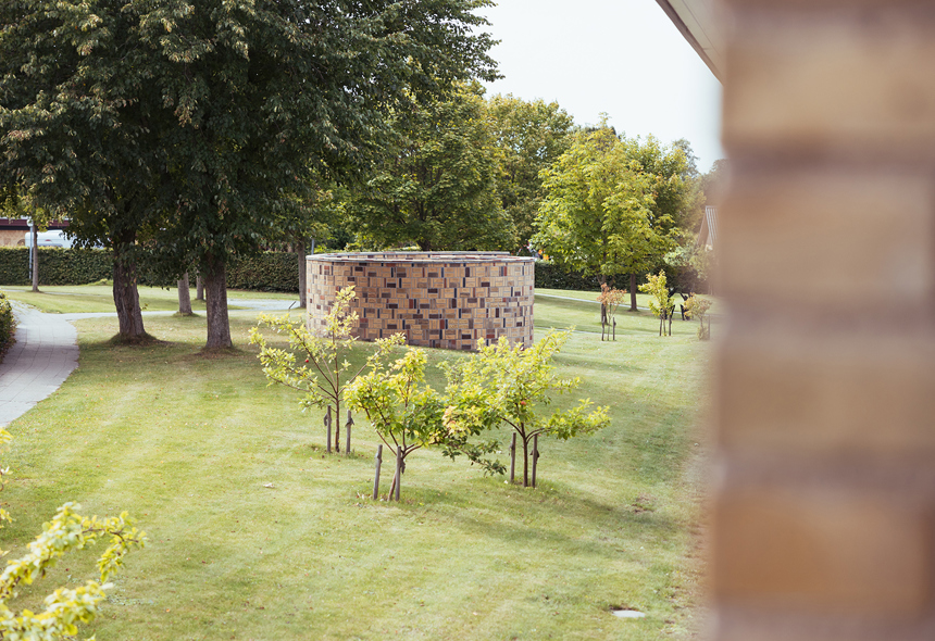 Kunstværk foran Mariagerfjord Gymnasium i Hobro