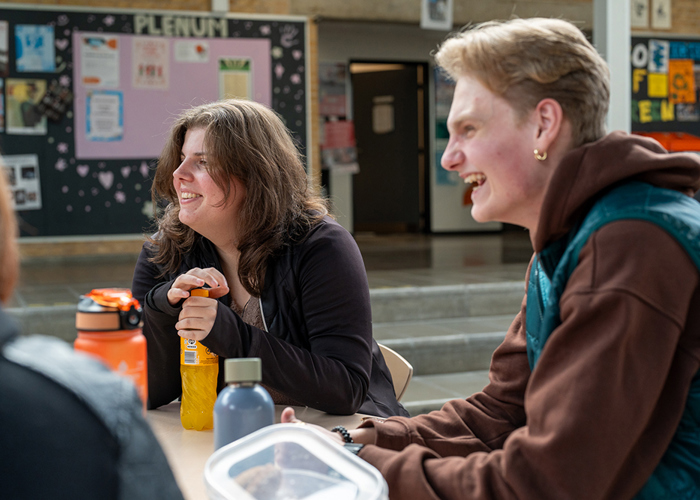 Smilende VHF-elever i fællesskab på Mariagerfjord Gymnasium