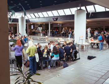 Fællesskab i Grønnegården på Mariagerfjord Gymnasium