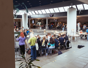 Fællesskab i Grønnegården på Mariagerfjord Gymnasium
