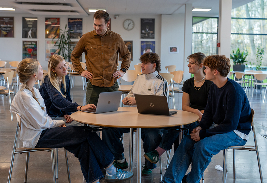 Faglig trivsel og gruppearbejde på Mariagerfjord Gymnasium