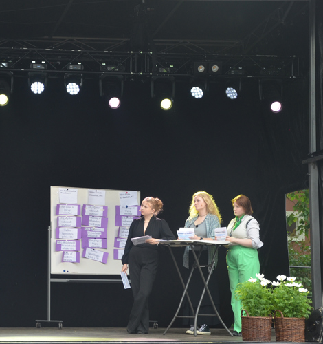 Elever på scenen ved Mariager Folkemøde