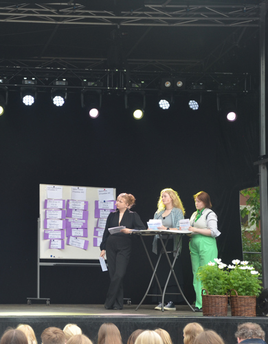 Elever på scenen ved Mariager Folkemøde