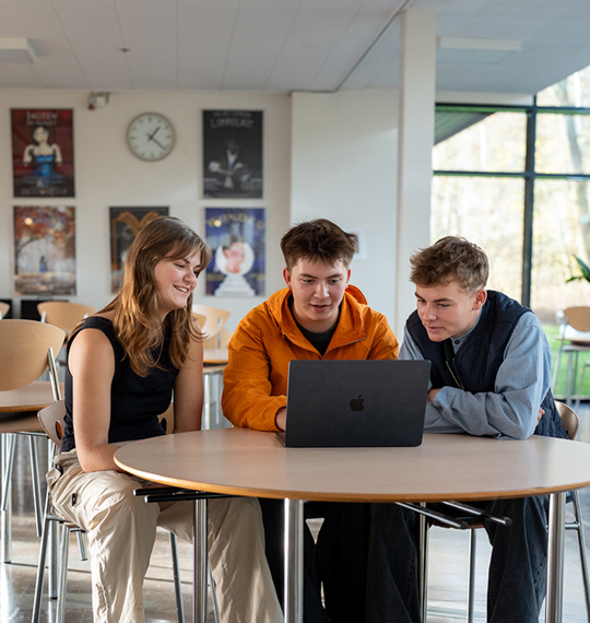 Undervisning og gruppearbejde på Mariagerfjord Gymnasium