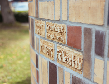 Kunstværk udenfor Mariagerfjord Gymnasium