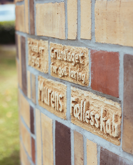 Kunstværk udenfor Mariagerfjord Gymnasium