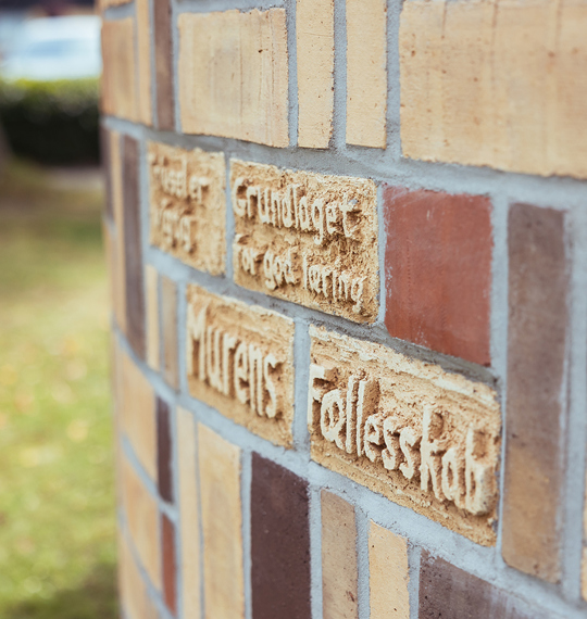 Kunstværk udenfor Mariagerfjord Gymnasium