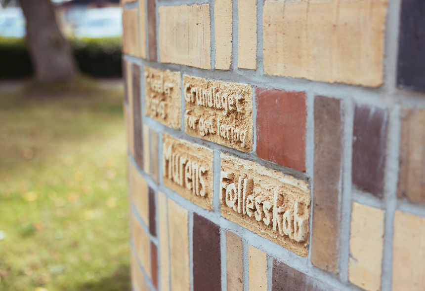 Kunstværk udenfor Mariagerfjord Gymnasium