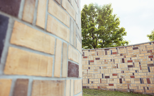 Kunstmur foran Mariagerfjord Gymnasium