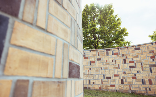 Kunstmur foran Mariagerfjord Gymnasium
