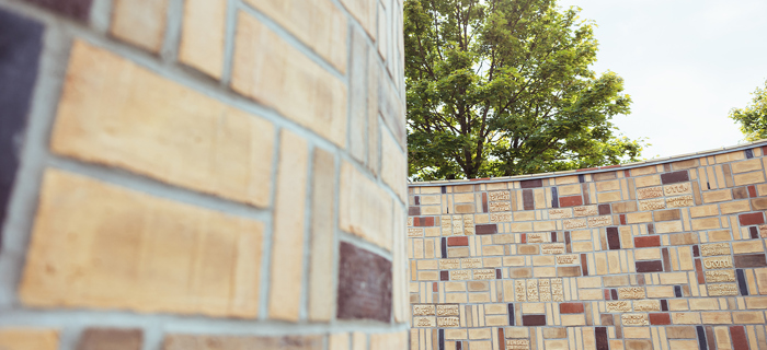 Kunstmur foran Mariagerfjord Gymnasium