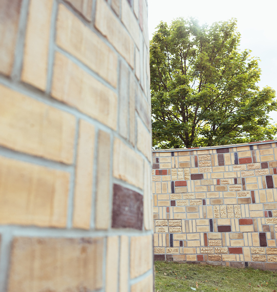 Kunstmur foran Mariagerfjord Gymnasium
