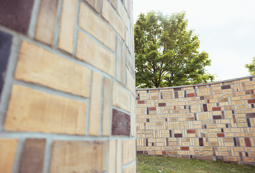 Kunstmur foran Mariagerfjord Gymnasium