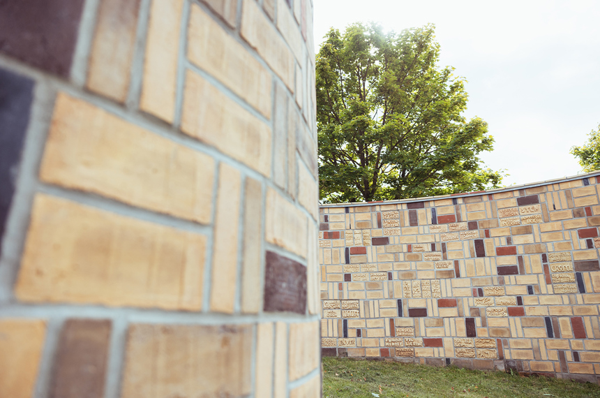 Kunstmur foran Mariagerfjord Gymnasium