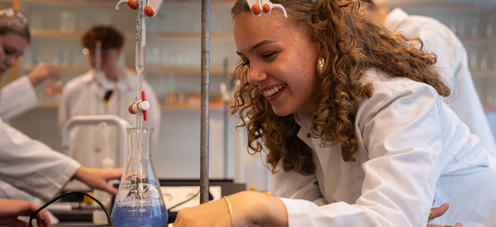 Undervisning på Mariagerfjord Gymnasium - forsøg i laboratoriet