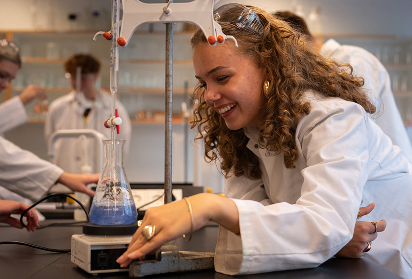 Undervisning på Mariagerfjord Gymnasium - forsøg i laboratoriet