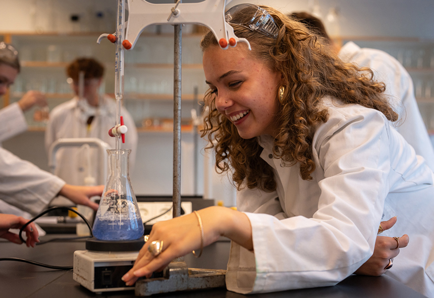 Undervisning på Mariagerfjord Gymnasium - forsøg i laboratoriet
