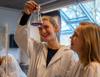 Undervisning i laboratoriet på Mariagerfjord Gymnasium, Hobro
