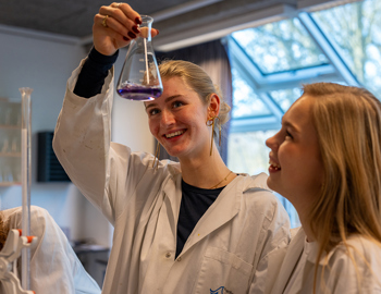 Undervisning i laboratoriet på Mariagerfjord Gymnasium, Hobro