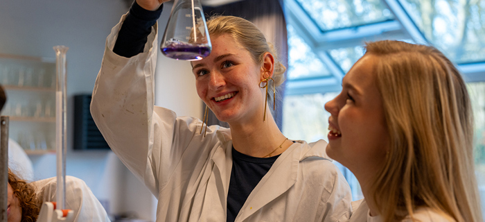 Undervisning i laboratoriet på Mariagerfjord Gymnasium, Hobro