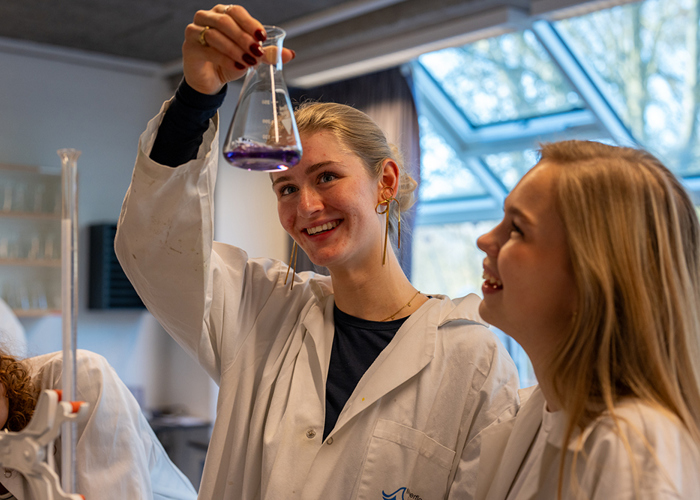 Undervisning i laboratoriet på Mariagerfjord Gymnasium, Hobro