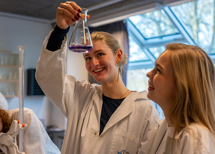 Undervisning i laboratoriet på Mariagerfjord Gymnasium, Hobro