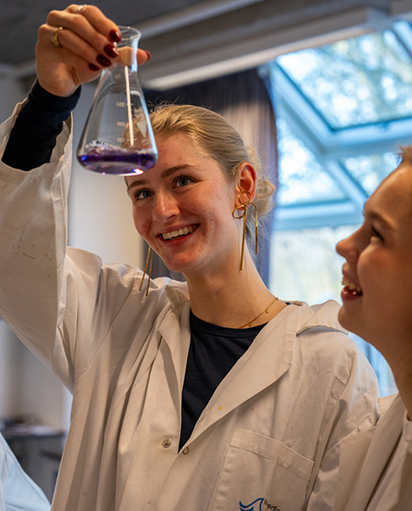 Undervisning i laboratoriet på Mariagerfjord Gymnasium, Hobro
