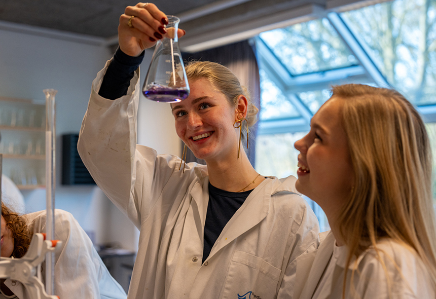 Undervisning i laboratoriet på Mariagerfjord Gymnasium, Hobro